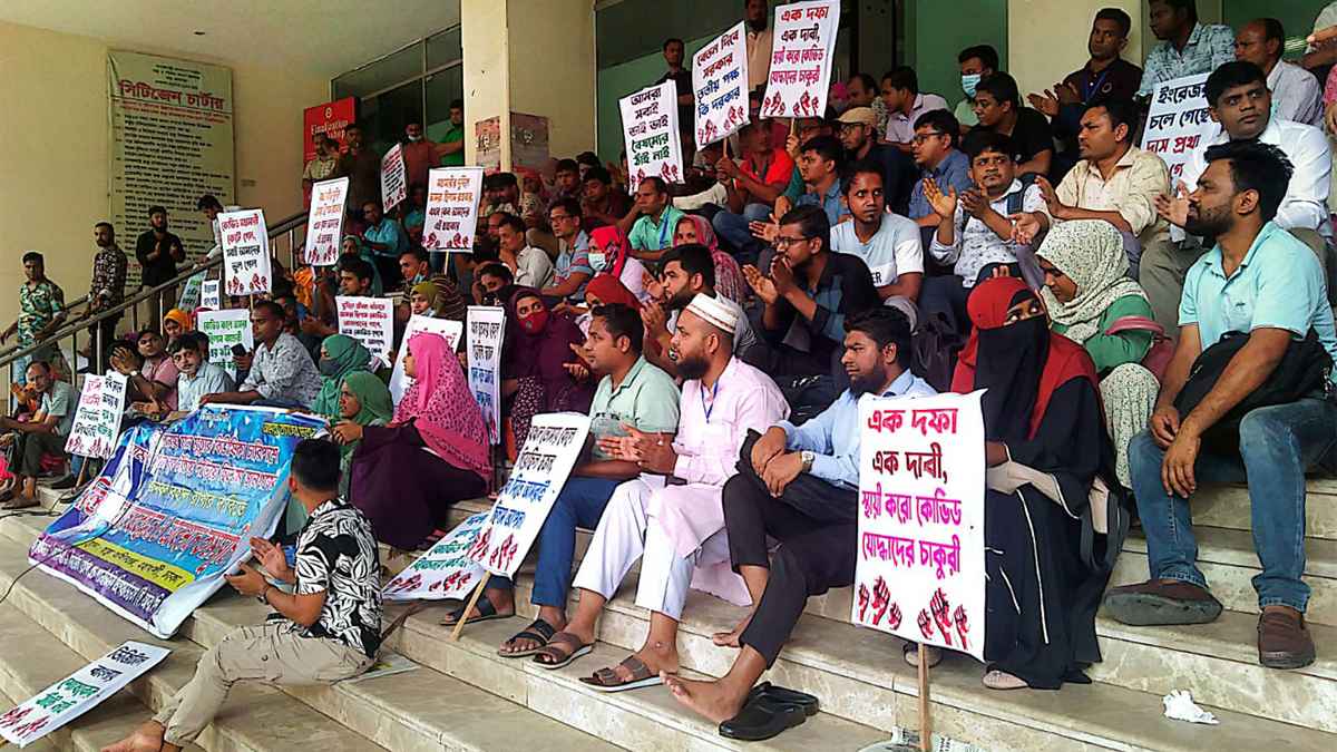 চাকরি স্থায়ীর দাবিতে স্বাস্থ্য অধিদফতরে আউটসোর্সিং কর্মীদের অবস্থান