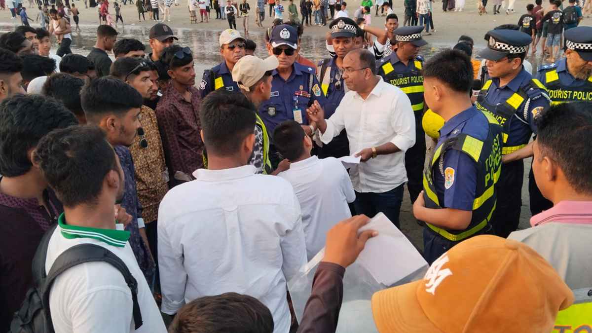 কক্সবাজারে পর্যটক হয়রানির অভিযোগে ১৭ ক্যামেরা জব্দ