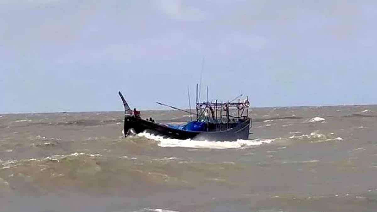 বাংলাদেশি ১১ জেলেকে ধরে নিয়ে গেল আরাকান আর্মি