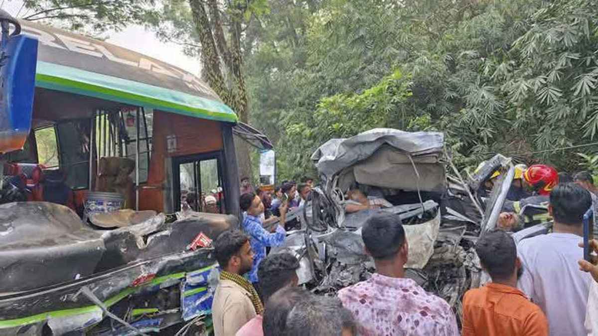চট্টগ্রামে বাস-মাইক্রোবাসের সংঘর্ষে নিহত বেড়ে ১০