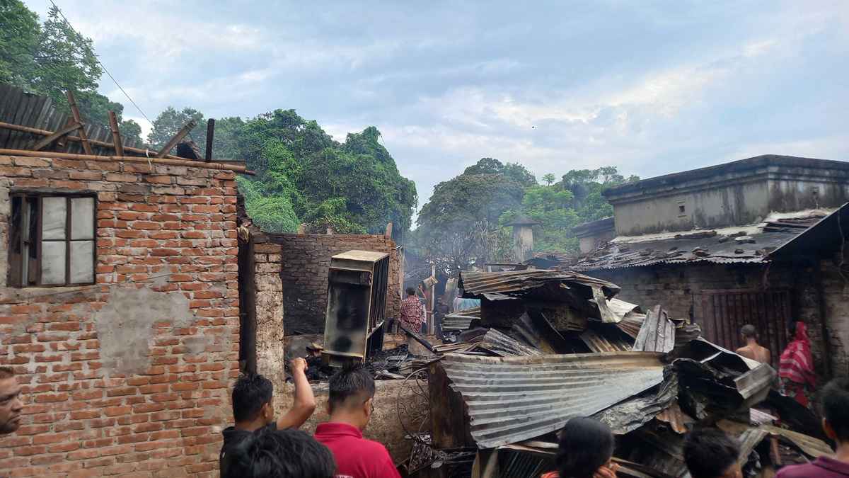 দেড় ঘণ্টার চেষ্টায় মালিপাড়া বস্তির আগুন নিয়ন্ত্রণে