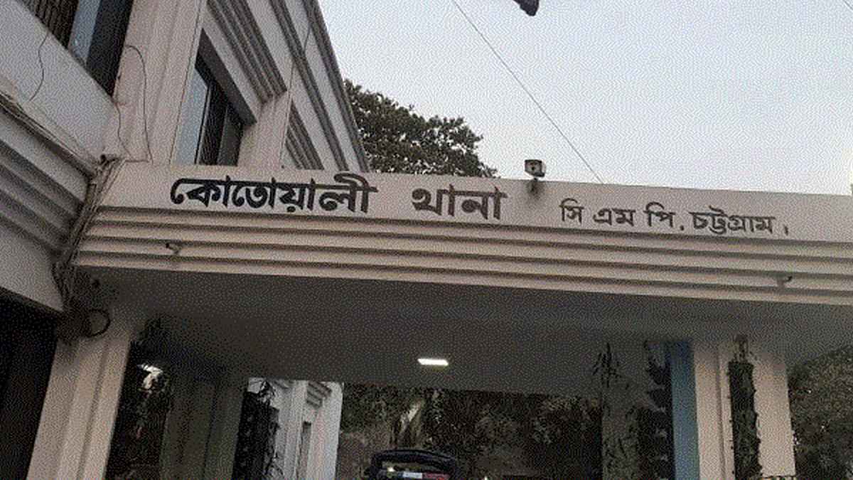 চুরির স্বর্ণালংকার ও সাড়ে তিন লাখ টাকাসহ গ্রেফতার ৬