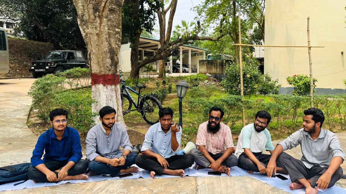 কুয়েট শিক্ষার্থীদের সঙ্গে সংহতি জানাল কুবি শিক্ষার্থীরা