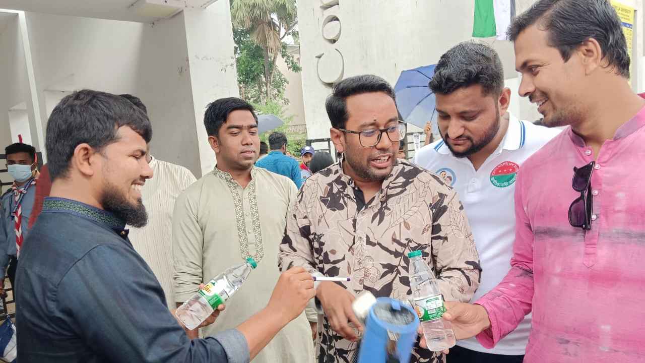 কুবিতে ভর্তি পরীক্ষায় শিবির-ছাত্রদলের রাজনৈতিক সম্প্রীতির দৃষ্টান্ত