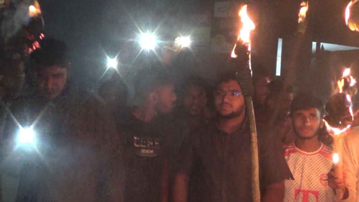 কুমিল্লা পলিটেকনিকে হামলার প্রতিবাদে ঝিনাইদহে মশাল মিছিল
