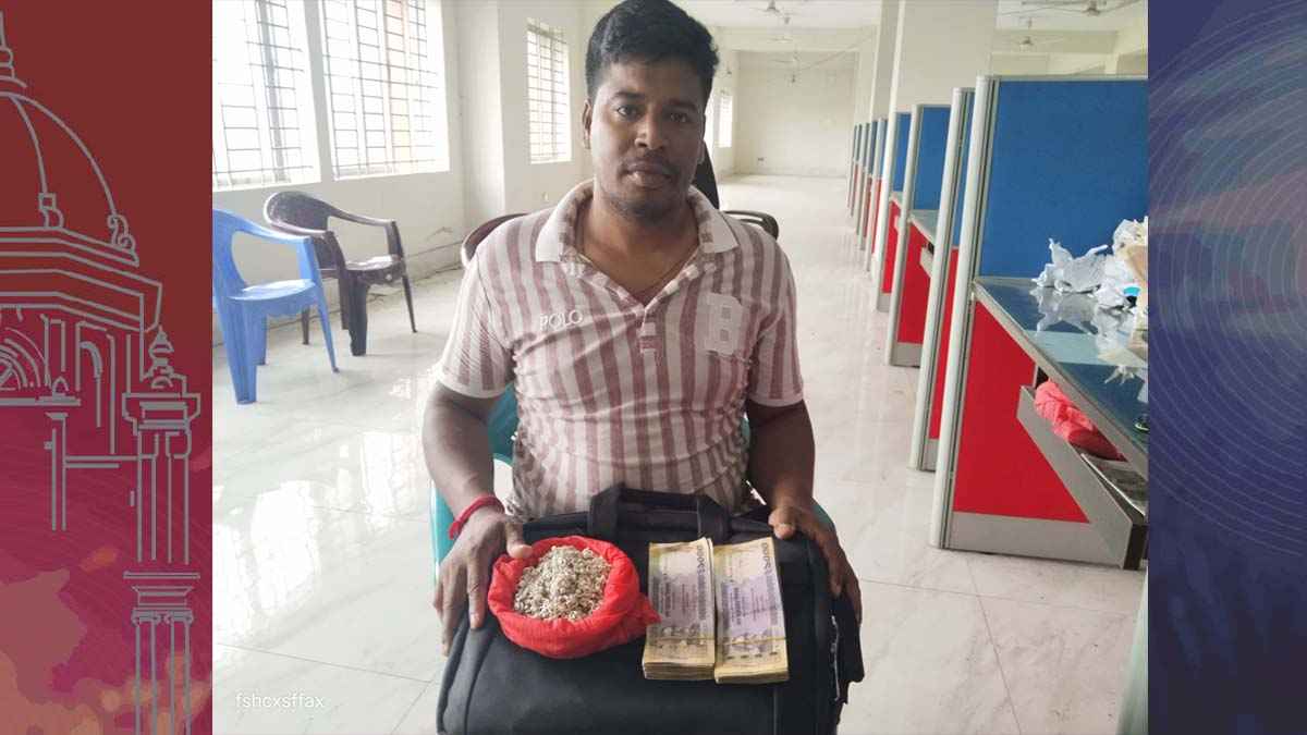 হারিয়ে যাওয়া দেড় লক্ষাধিক টাকাসহ অলংকার ফিরিয়ে দিল পুলিশ