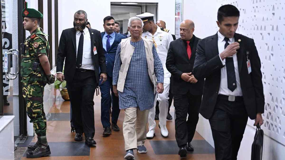 কাতার ও রোম সফর শেষে দেশে ফিরলেন প্রধান উপদেষ্টা