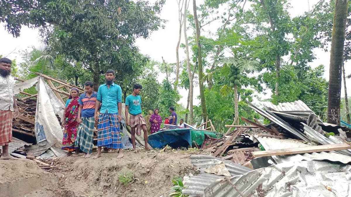 দুমকিতে বৈশাখী ঝড়ে শতাধিক ঘরবাড়ি লণ্ডভণ্ড, আহত ২