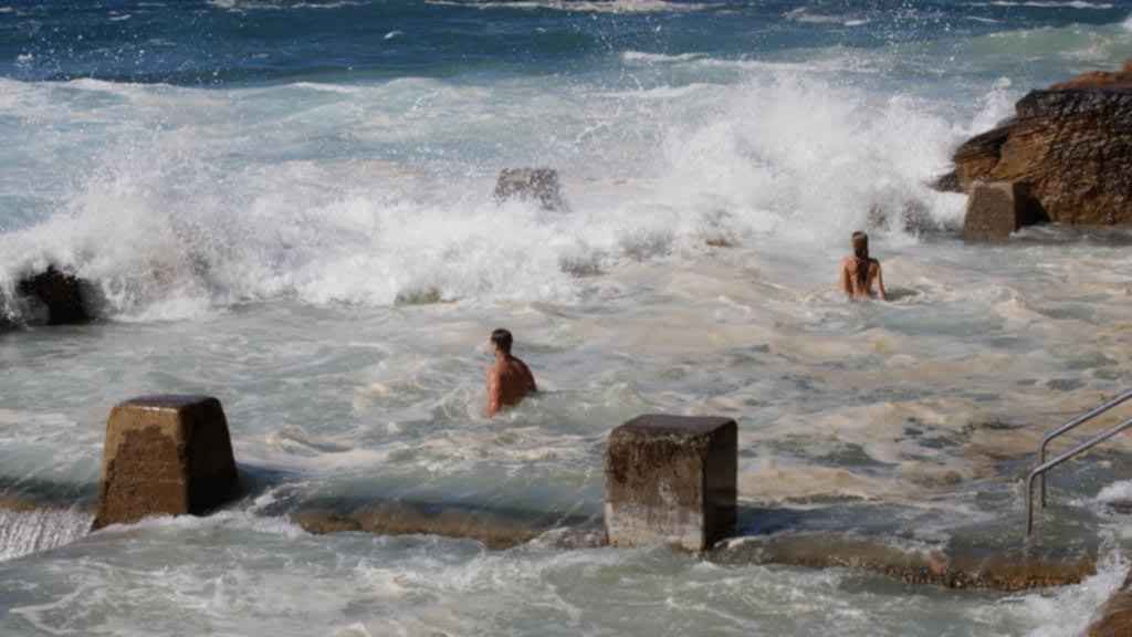 অস্ট্রেলিয়ায় বিশাল ঢেউয়ের আঘাতে ৫ জনের মৃত্যু