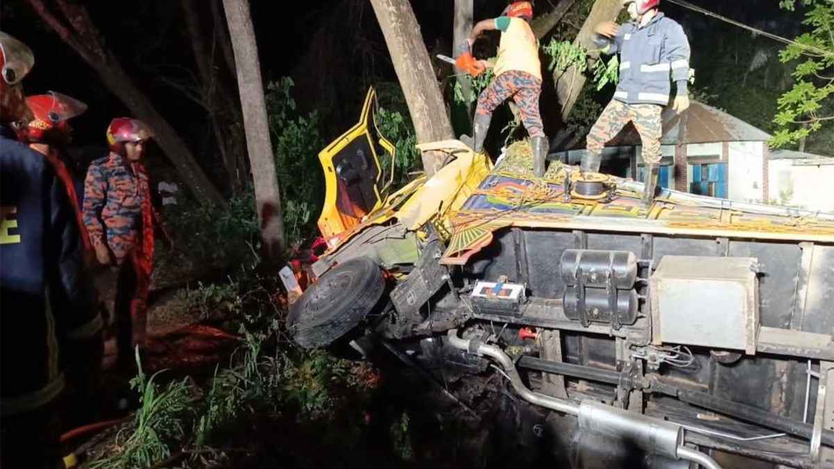 তরমুজবোঝাই ট্রাক উল্টে প্রাণ গেল চালক-হেলপারের