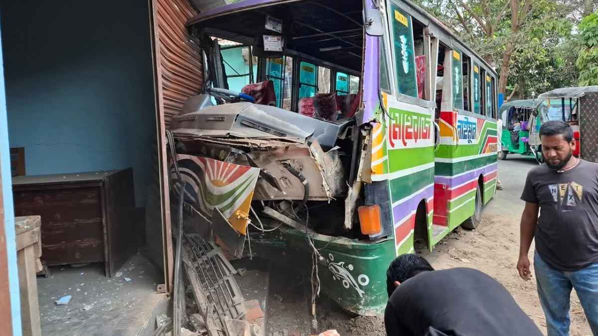 ফুলগাজীতে বাসচাপায় স্কুল শিক্ষার্থী নিহত, আহত ৪