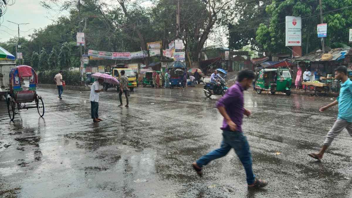 হঠাৎ বৃষ্টিতে ফেনীতে স্বস্তির পরশ