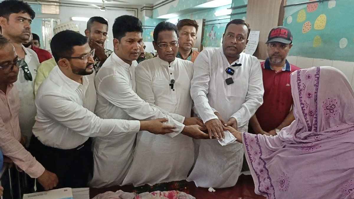 সাভারে কুড়িয়ে পাওয়া নবজাতককে চিকিৎসা সহায়তা বিএনপির