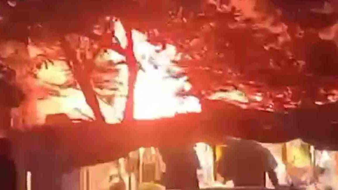 ৫ ইউনিটের চেষ্টায় শাহবাগের ফুলের দোকানের আগুন নিয়ন্ত্রণে