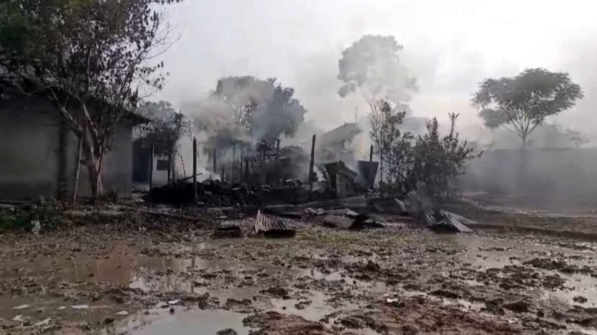 ঠাকুরগাঁওয়ে দু’পক্ষের সংঘর্ষে বাড়িঘরে অগ্নিসংযোগ, ১৪৪ ধারা জারি