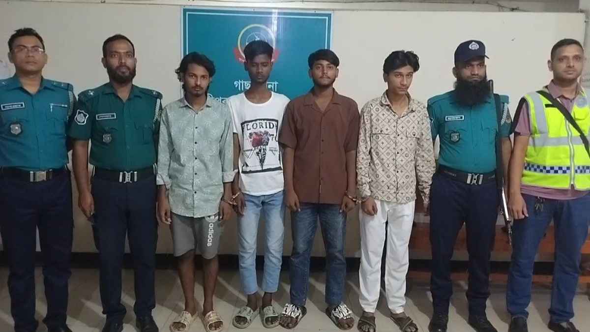 গাজীপুরে বাটা শোরুমসহ দোকান ভাঙচুরের অভিযোগে গ্রেফতার ৪