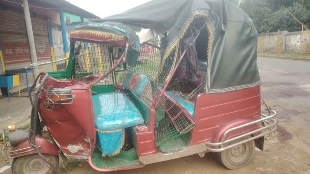 দাঁড়িয়ে থাকা ট্রাকে অটোরিকশার ধাক্কায় নিহত ১