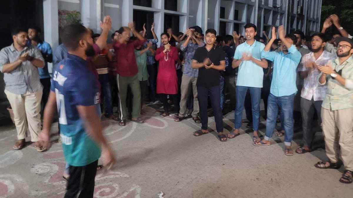 গোবিপ্রবি ক্যাম্পাসে প্রক্টরের শাস্তির দাবিতে বিক্ষোভ