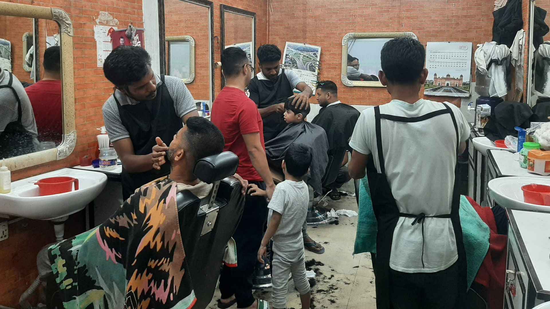 পুরুষরা সঙ্গীর চেয়েও বেশি অনুগত থাকেন নাপিতের প্রতি