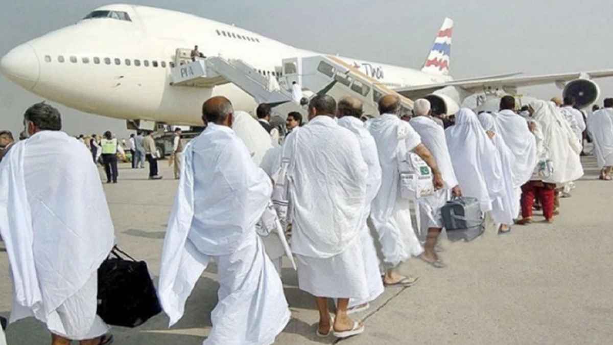 চার শতাধিক যাত্রী নিয়ে ঢাকা ছাড়ল বছরের প্রথম হজ ফ্লাইট