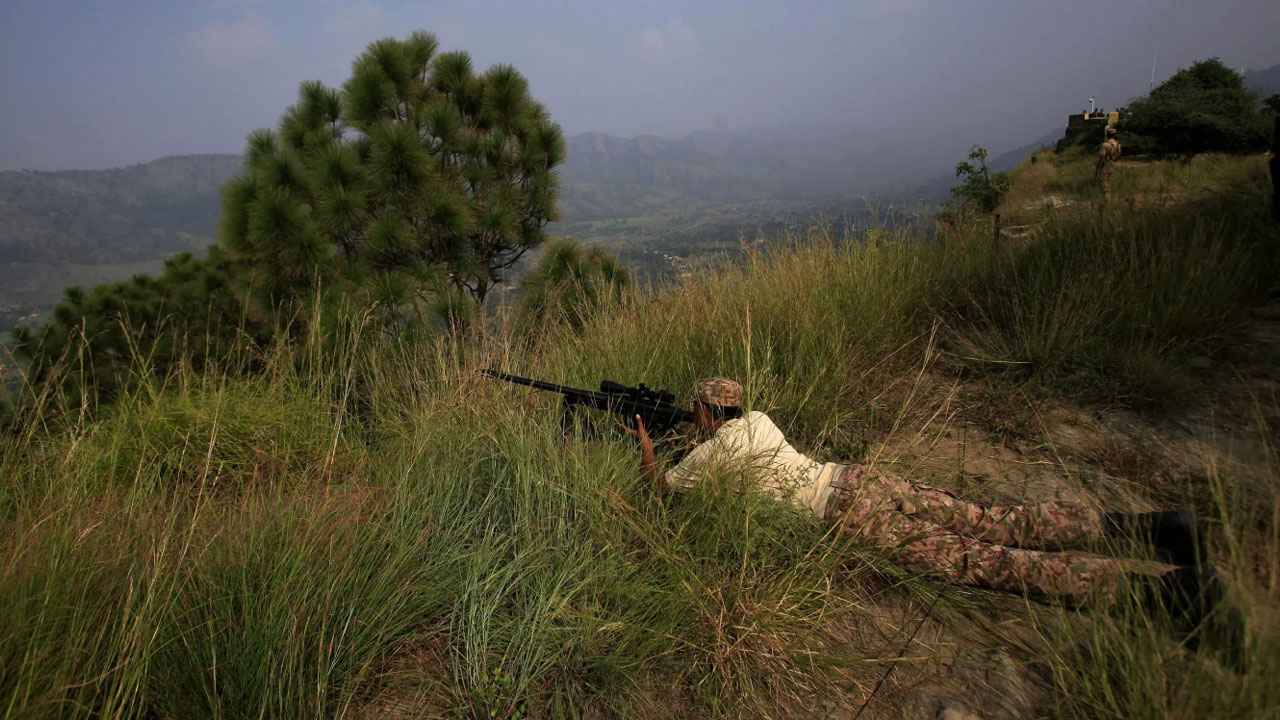 ভারত-পাকিস্তানে সীমান্তে রাতভর দুই দেশের গোলাগুলি