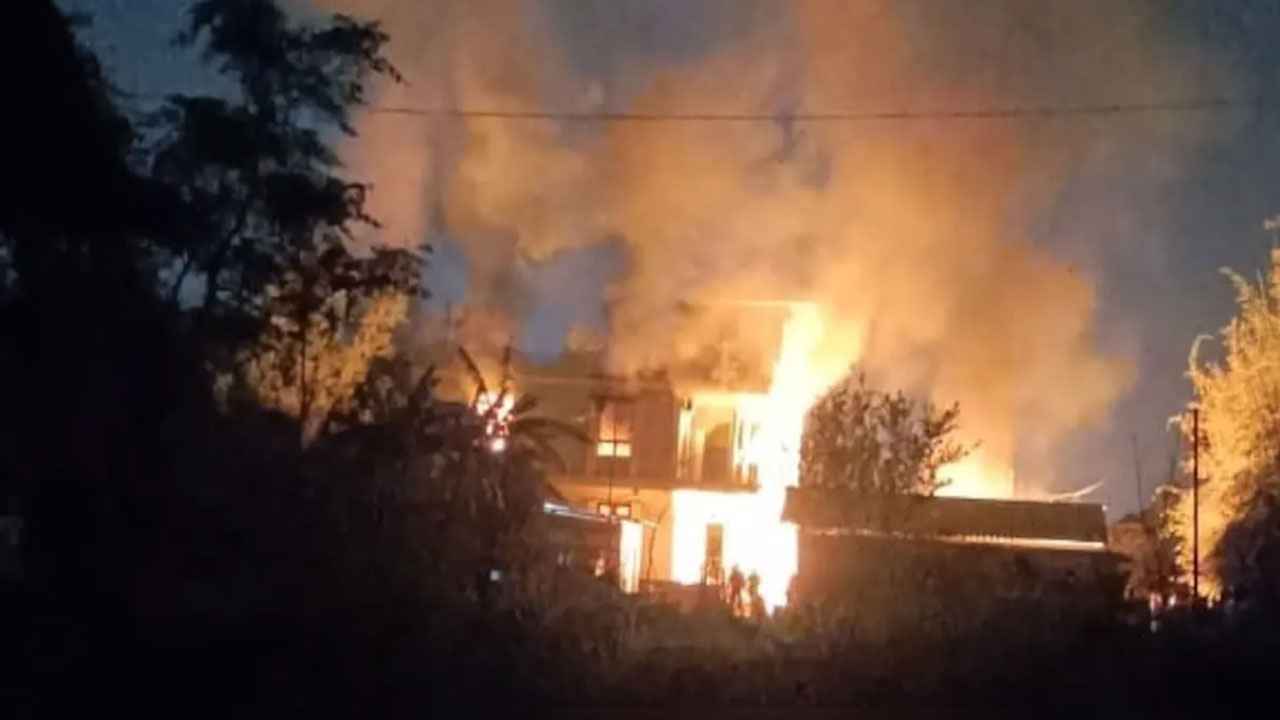 ওয়াকফ বিলের প্রতিবাদ বিজেপি নেতার বাড়িতে আগুন