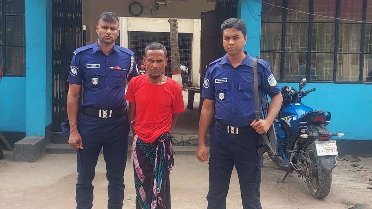 মাকে কুপিয়ে হত্যা মামলায় ছেলে গ্রেফতার