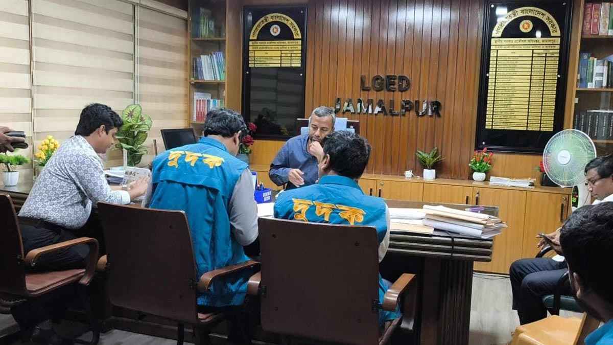 ৬ দফা দাবি আদায়ে ঝিনাইদহে পলিটেকনিক শাটডাউন