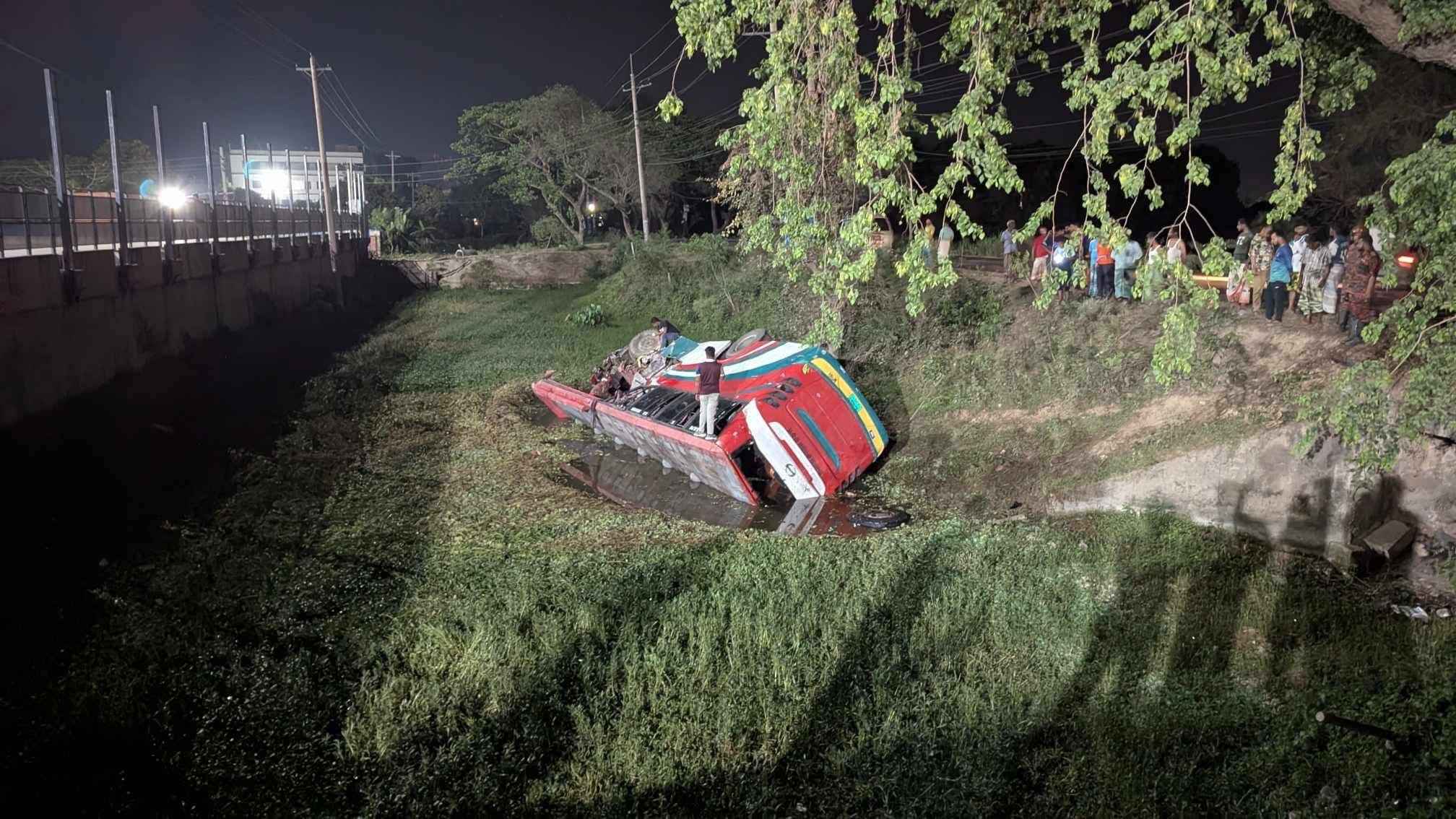 সাঈদীর কবর জিয়ারতে যাওয়ার পথে বাস-ট্রাকের সংঘর্ষ, নিহত বেড়ে ৩