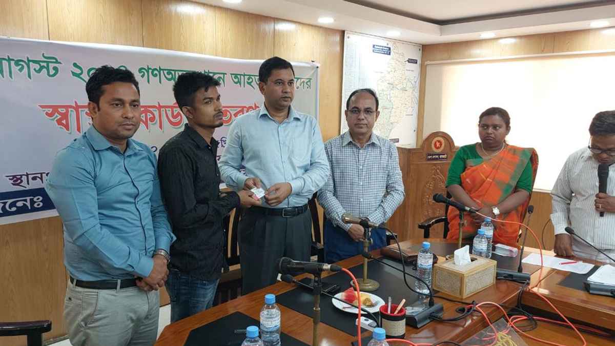 ঝালকাঠিতে জুলাই আন্দোলনে আহতদের মাঝে স্বাস্থ্য কার্ড বিতরণ