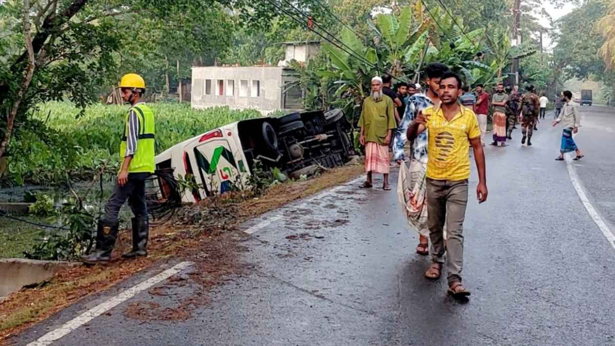 ঝালকাঠিতে নিয়ন্ত্রণ হারিয়ে বাস খাদে, আহত ১৩