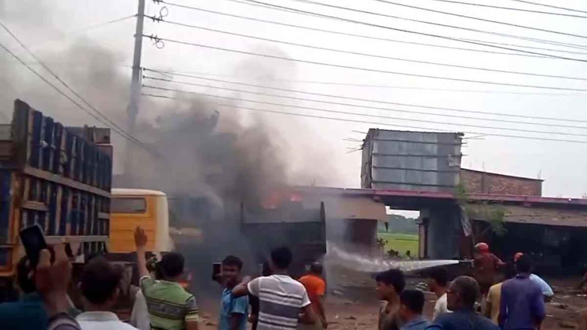 কালিগঞ্জে ওয়েল্ডিংয়ের আগুনে পুড়ে গেল ২ ট্রাক, আহত ২