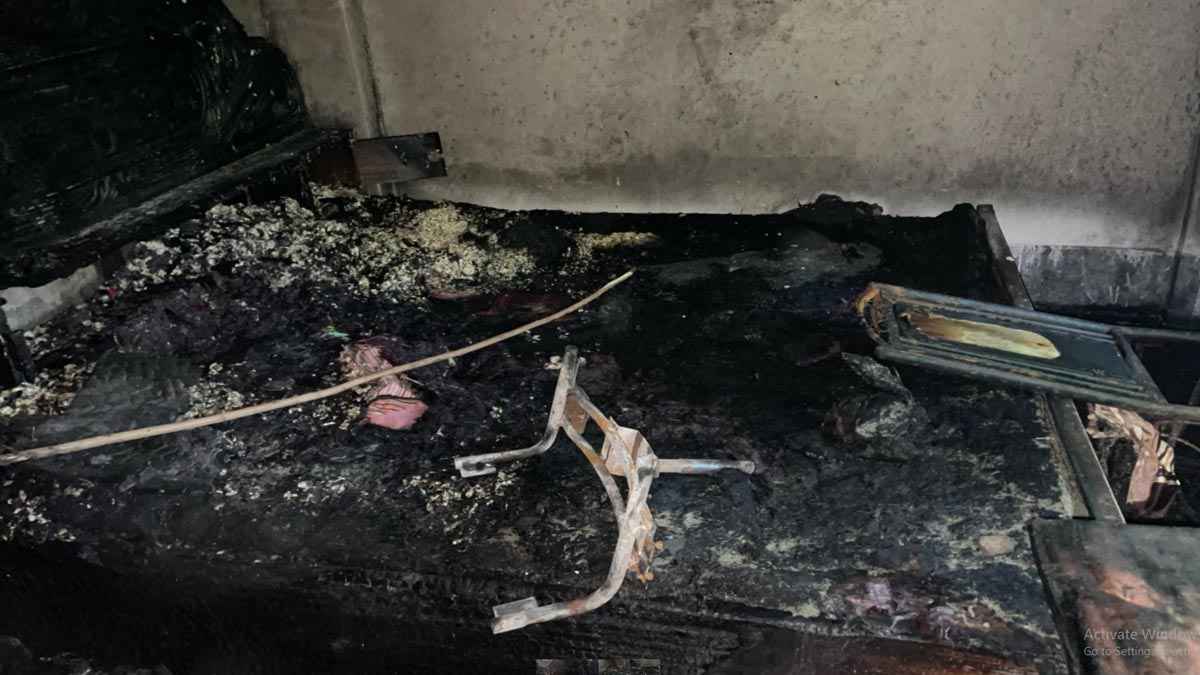 ঝালকাঠিতে পুলিশ সদস্যর বাড়িতে ডাকাতির পর আগুন