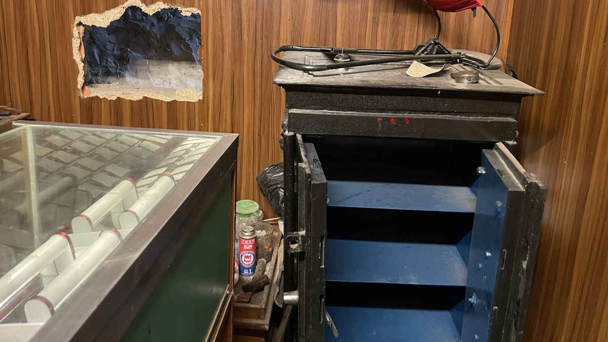 দেয়াল কেটে স্বর্ণের দোকানে চুরি, খোয়া গেছে স্বর্ণ-নগদ টাকা