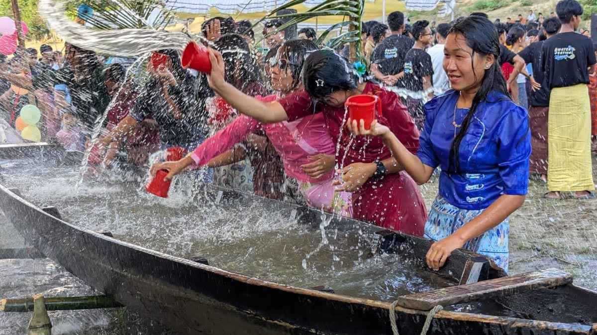 বান্দরবানে জলকেলিতে মাতোয়ারা মারমা সম্প্রদায়ের  যুবক-যুবতীরা