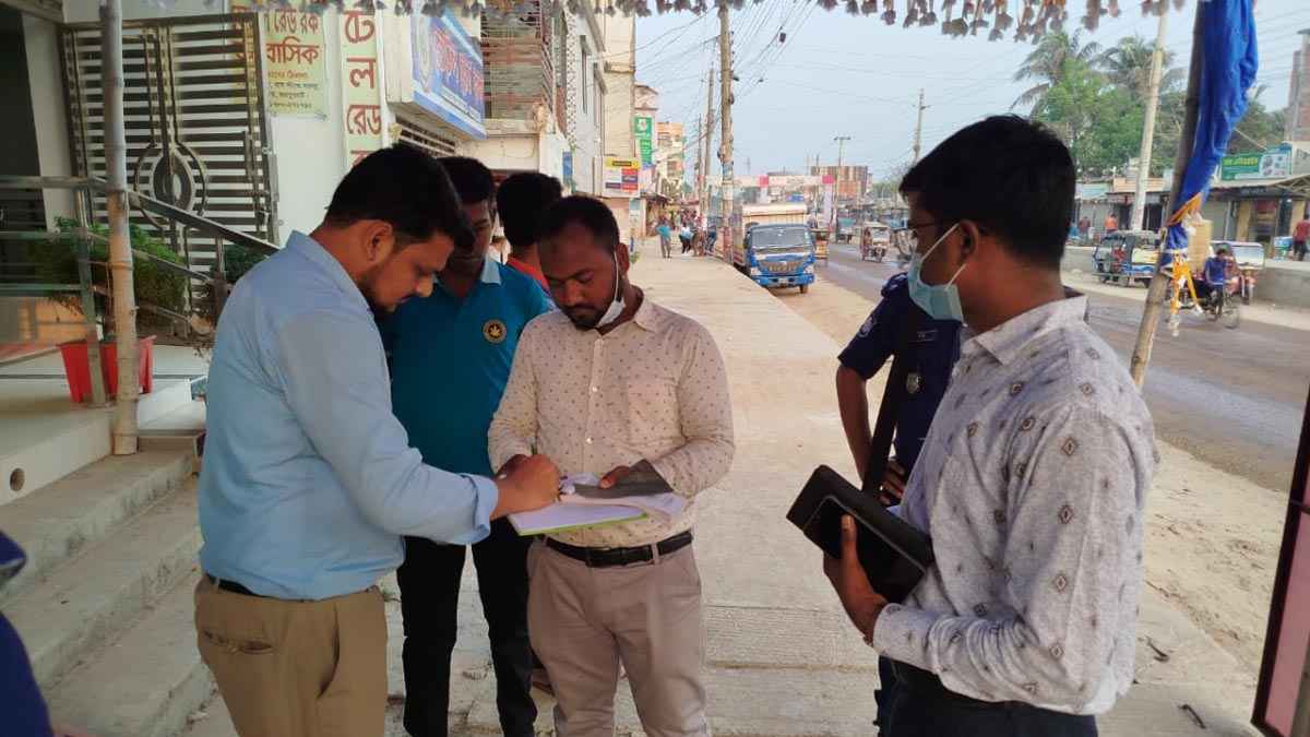 জয়পুরহাটে ফুটপাত দখলমুক্ত করতে প্রশাসনের অভিযান