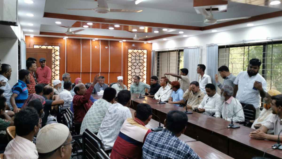 সরকারি সভাকক্ষে সম্ভাব্য এমপি প্রার্থীর নির্বাচনী প্রচারণা!