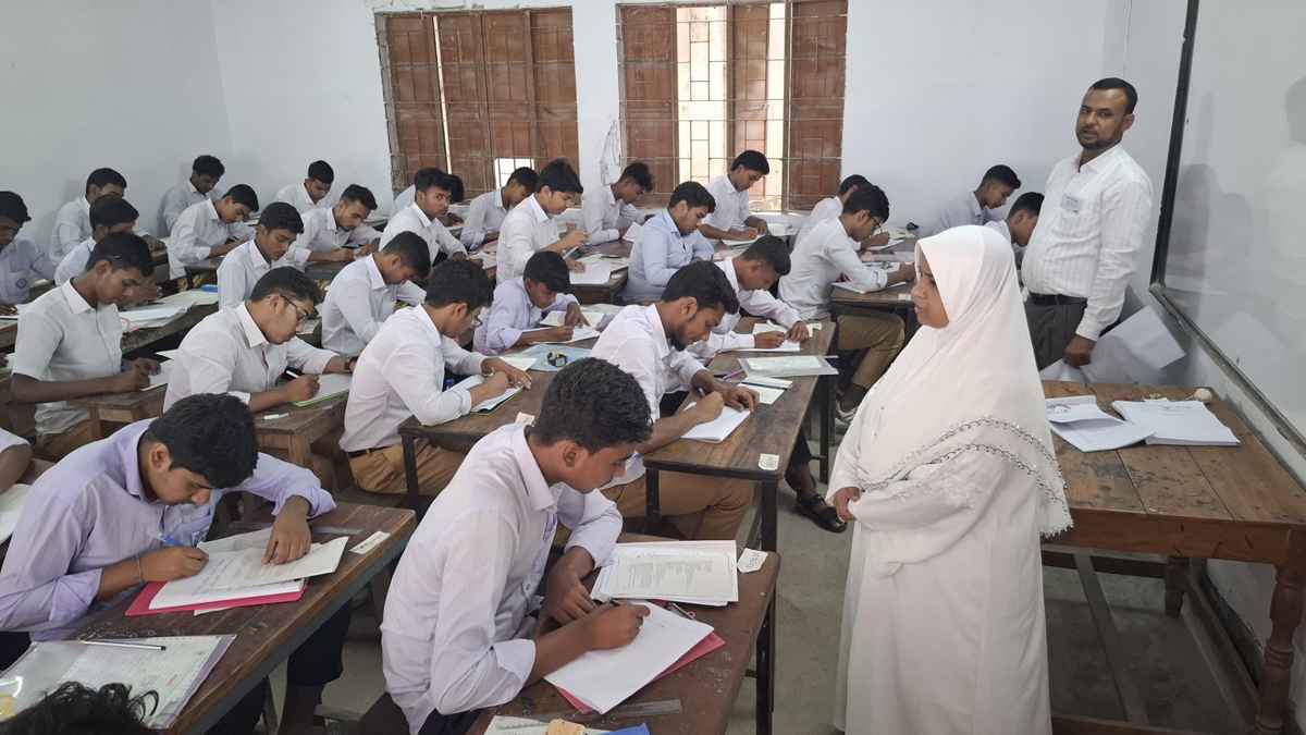 জয়পুরহাটে এসএসসি পরীক্ষার কেন্দ্র পরিদর্শনে জেলা প্রশাসক