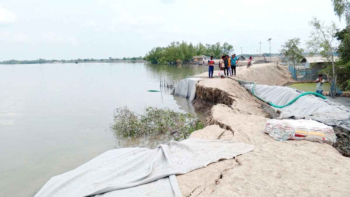 সুন্দরবন লাগোয়া চুনকুড়ি নদীর বাঁধ ভেঙে ঝুঁকিতে ১৫ গ্রাম