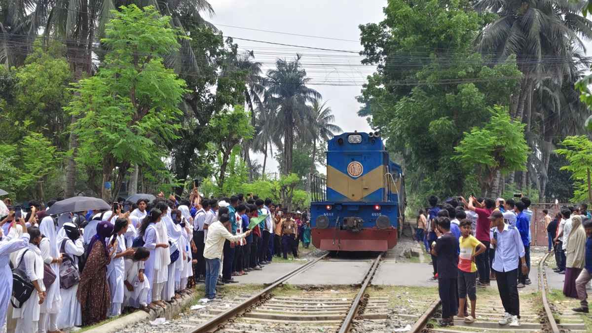 অবরোধ তুলে নিলেন শিক্ষার্থীরা, ৩ ঘণ্টা পর রেল যোগাযোগ স্বাভাবিক