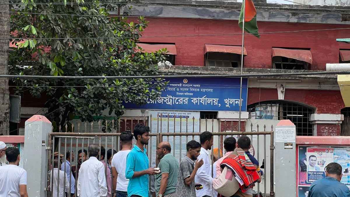 খুলনা সদর সাব-রেজিস্ট্রারের কার্যালয়ে দুদকের অভিযান