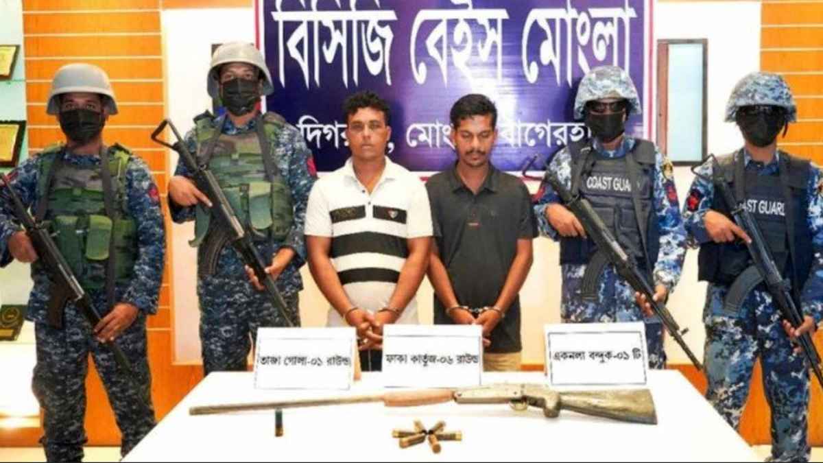 সুন্দরবনে অস্ত্র ও গোলাবারুদসহ করিম শরীফ বাহিনীর ২ সহযোগী আটক