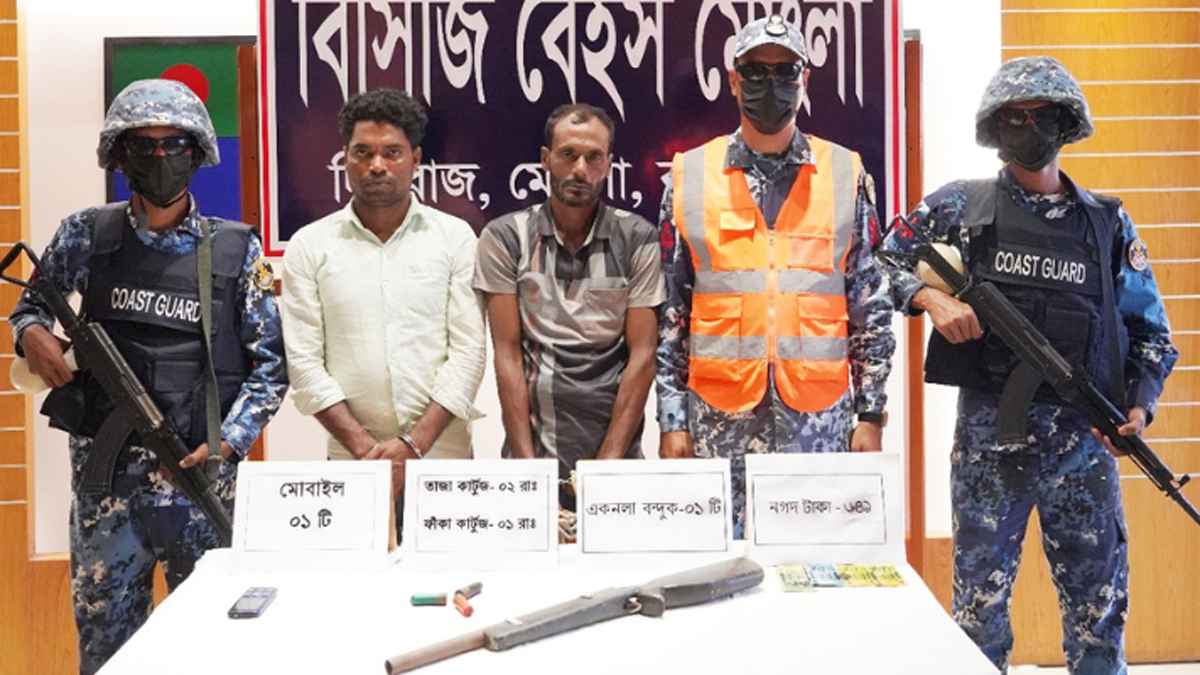 সুন্দরবনে বনদস্যু করিম বাহিনীর ২ জন আটক, দুই জেলে উদ্ধার