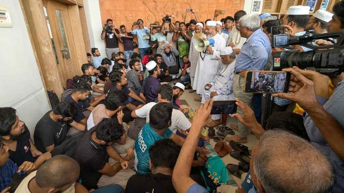 কুয়েট ভিসির পদত্যাগের দাবিতে আমরণ অনশনে শিক্ষার্থীরা