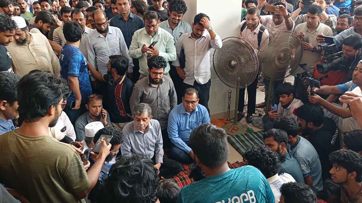 উপদেষ্টাকে উপেক্ষা, অনশন চালিয়ে যাওয়ার ঘোষণা কুয়েট শিক্ষার্থীদের