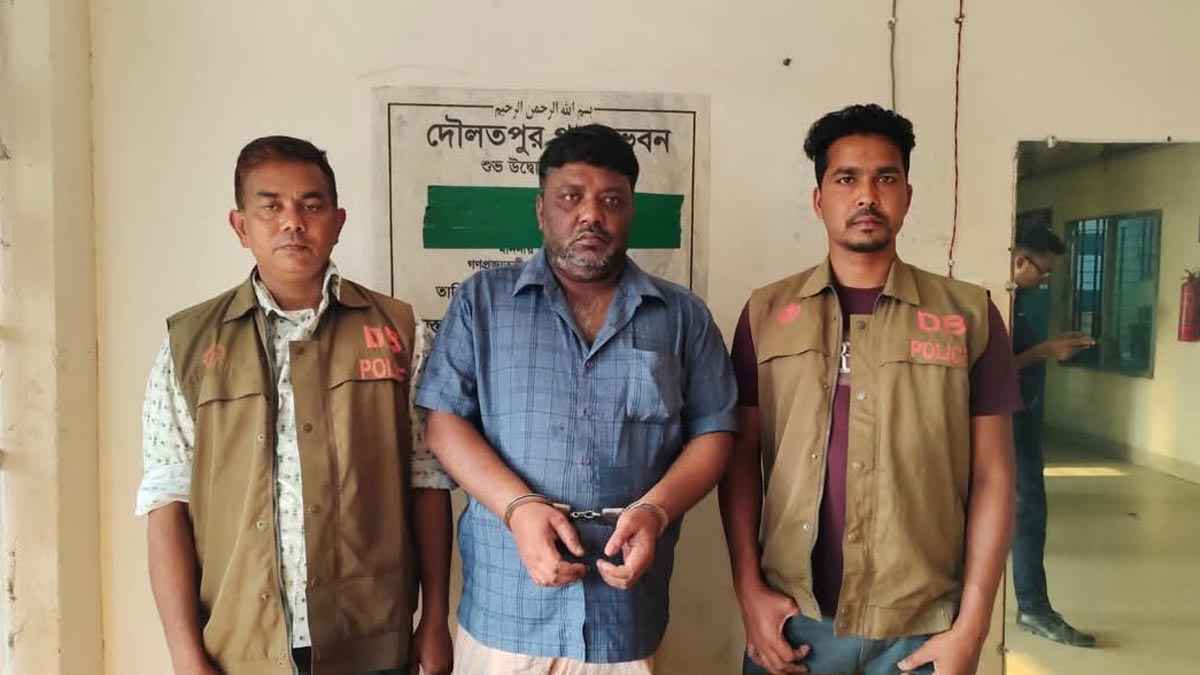 কুষ্টিয়ায় অস্ত্র-গুলিসহ ইউপি চেয়ারম্যান আটক
