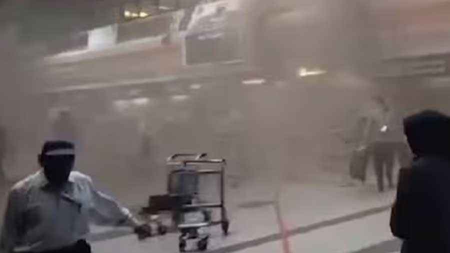 পাকিস্তানের লাহোর বিমানবন্দরে ভয়াবহ আগুন