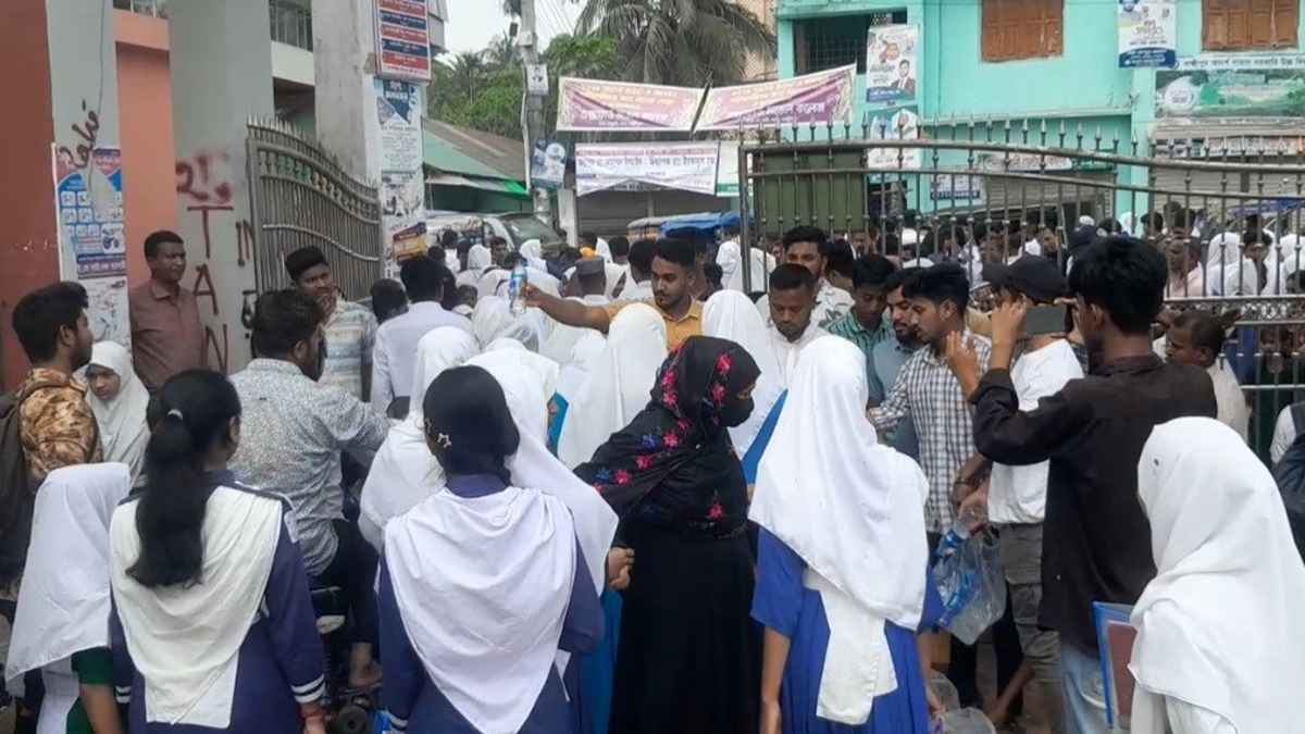 পরীক্ষার্থীদের মাঝে ছাত্রদলের বিশুদ্ধ পানি ও খাবার স্যালাইন বিতরণ