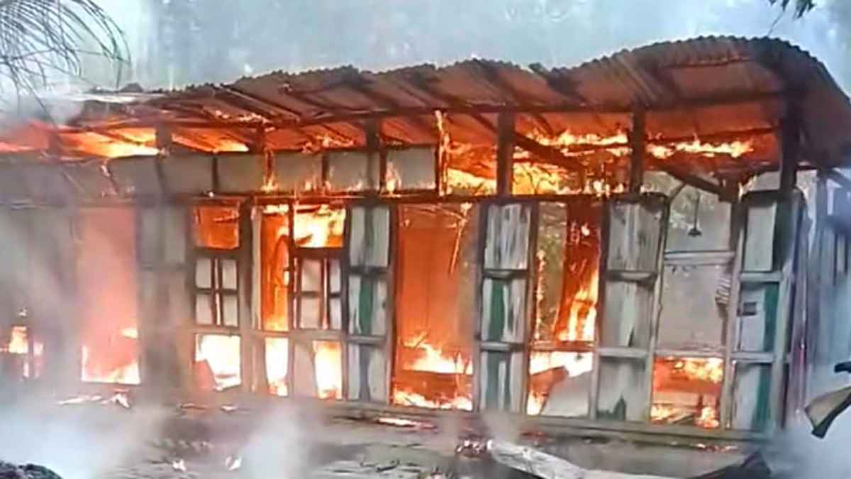 রায়পুরে আধিপত্য বিস্তারে খুনের পর এবার বাড়িঘরে অগ্নিসংযোগ