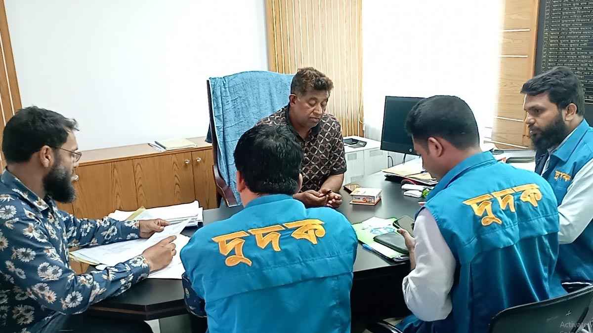 নাজিরপুরে এলজিইডি কার্যালয়ে দুদকের অভিযান